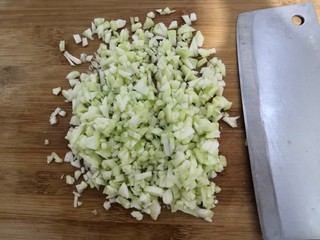 9、番茄丝瓜补钙粥,把丝瓜去皮,洗干净,切成丁备用