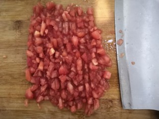 12、番茄丝瓜补钙粥,番茄去皮后,去籽,切成丁备用