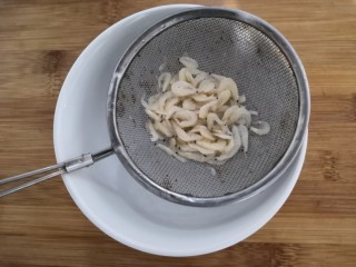 13、番茄丝瓜补钙粥,虾米腌制浸泡好后, 冲洗干净,沥干水份备用