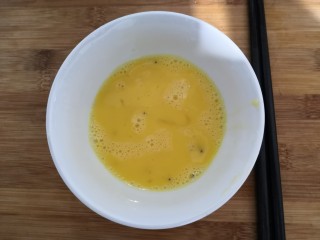 15、番茄丝瓜补钙粥,用筷子,把鸡蛋虾米,搅拌均匀,备用
