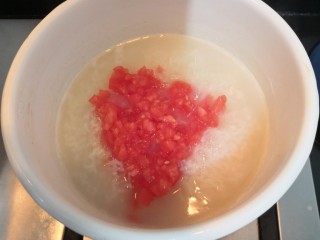 16、番茄丝瓜补钙粥,煮粥20分钟到后,倒入番茄丁