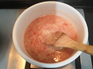 19、番茄丝瓜补钙粥,再次搅拌均匀,到滚开