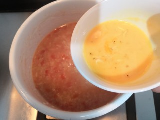 20、番茄丝瓜补钙粥,滚开后,关小火,倒入鸡蛋虾米液