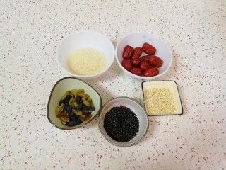 1、红枣黑米粥,准备好食材。