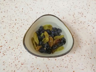 5、红枣黑米粥,早上起来先把葡萄干用温水泡一下清洗干净。