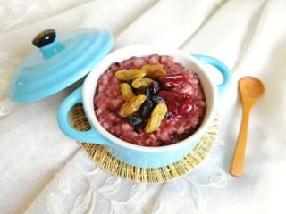 7、红枣黑米粥,盛在小碗里，撒上葡萄干。