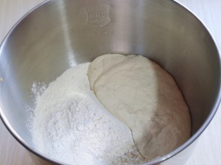 5、波兰种蔓越莓吐司面包,准备面团，将面团及波兰种面团全部放入厨师机桶中。