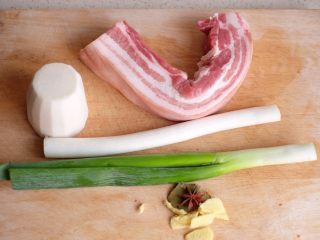 1、【再添一碗饭】の炖肉盖饭,如图，准备好所有材料