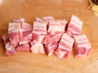 2、【再添一碗饭】の炖肉盖饭,五花肉洗净，切成麻将大小的方块