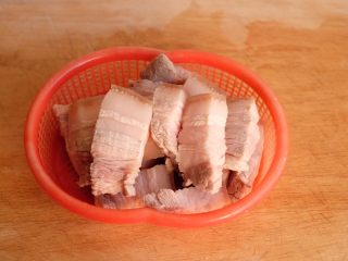 4、【再添一碗饭】の炖肉盖饭,捞出，在水龙头下冲洗一遍，沥干水分备用