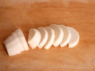 5、【再添一碗饭】の炖肉盖饭,萝卜去皮，切成1cm厚度的块状（不要切得太薄，容易煮烂）