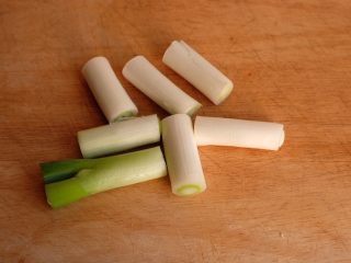 6、【再添一碗饭】の炖肉盖饭,大葱切成4cm长度的段备用