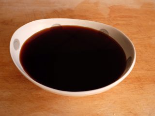 7、【再添一碗饭】の炖肉盖饭,按照配方中的量准备好炖肉酱汁