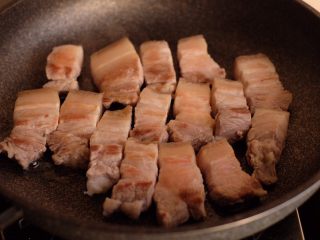 9、【再添一碗饭】の炖肉盖饭,两面都煎得微微泛黄就可以了（把肉两面煎一下，可以防止炖肉的时候水分流失，让肉更加多汁）