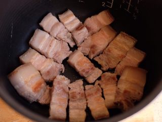 10、【再添一碗饭】の炖肉盖饭,把肉挑出来，平均铺在电饭煲的底部