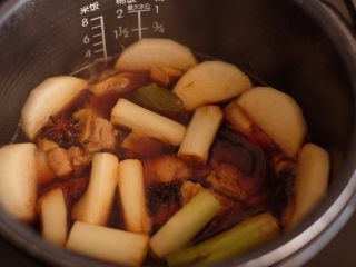 13、【再添一碗饭】の炖肉盖饭,放入电饭煲中，切换到煮粥的档位炖一个半小时（上图是汤刚煮开的时候，盖上盖，静静地等待吧）