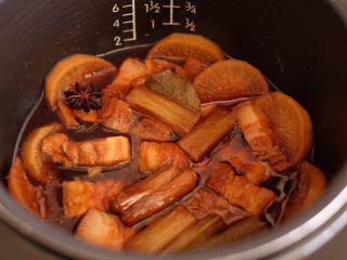 14、【再添一碗饭】の炖肉盖饭,一个小时后，尝味适当加些盐，再炖半个小时