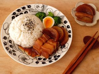 15、【再添一碗饭】の炖肉盖饭,打个米饭，配个溏心蛋，再加点蔬菜，开吃吧????