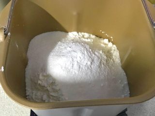 1、电饭煲+蔓越莓肉松卷儿,以前在宿舍时可没有这样的机器，用手揉揉就好了。