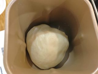 3、电饭煲+蔓越莓肉松卷儿,活好的面粉光滑有弹性。