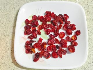 4、电饭煲+蔓越莓肉松卷儿,蔓越莓干，颗粒较大，不易操作。