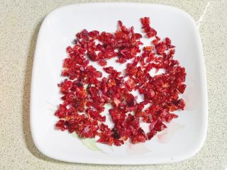 5、电饭煲+蔓越莓肉松卷儿,我们把蔓越莓切成小丁。