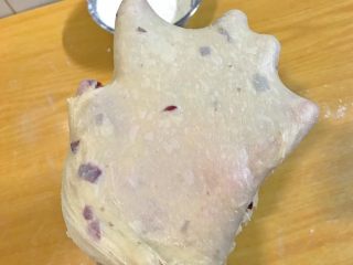 7、电饭煲+蔓越莓肉松卷儿,把蔓越莓揉到面粉里，机器揉出来的面粉还有手膜呢！