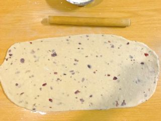 8、电饭煲+蔓越莓肉松卷儿,擀成长方形面饼。