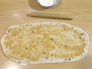 9、电饭煲+蔓越莓肉松卷儿,撒上肉松。