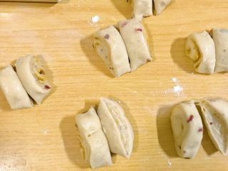12、电饭煲+蔓越莓肉松卷儿,再把每一段对切一半。