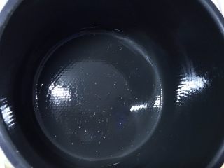 13、电饭煲+蔓越莓肉松卷儿,电饭煲内胆抹油，防止粘锅的，又可以是肉松卷外皮酥脆。