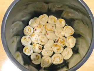 14、电饭煲+蔓越莓肉松卷儿,把肉松卷排列于锅底，精致10分钟。