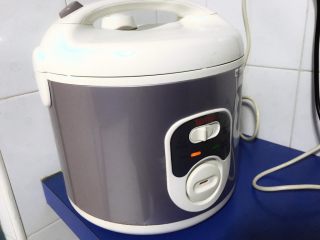 15、电饭煲+蔓越莓肉松卷儿,放入肉松卷，启动煮饭模式。