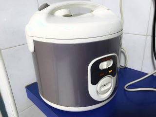 16、电饭煲+蔓越莓肉松卷儿,大概5分钟左右，就会跳到保温模式。过3分钟左右，再启动一次煮饭模式，跳到保温后就可以开锅盖了。（一面两次启动煮饭模式就可以熟透了）