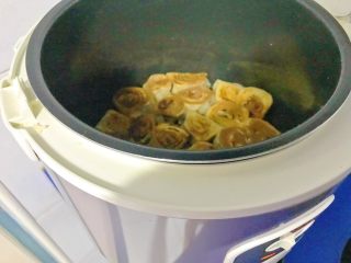 17、电饭煲+蔓越莓肉松卷儿,肉松卷翻面。重复第15和16的步骤。