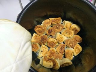 18、电饭煲+蔓越莓肉松卷儿,外皮金黄酥脆。