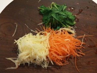 7、蔬菜小饼,挤出水分一起放在案板。