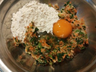 10、蔬菜小饼,加入适量面粉，鸡蛋。