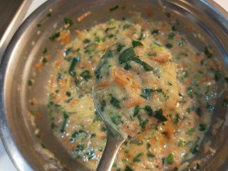 14、蔬菜小饼,搅拌均匀。