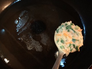 15、蔬菜小饼,平底锅烧热，一勺一个。