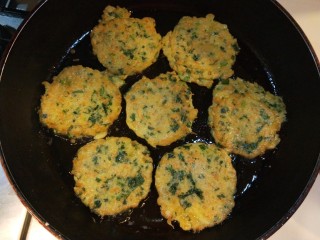 17、蔬菜小饼,小火慢慢煎制。