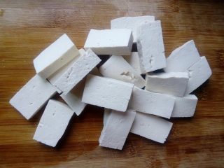 2、菌茹烩豆腐,豆腐洗净切成大小合适的块。