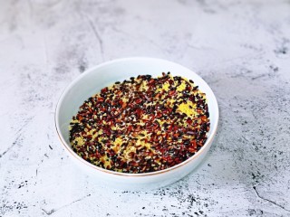 3、血糯米粢饭团,泡好的两种米混合再一起。