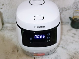 7、血糯米粢饭团,将臻米脱糖饭煲连接上电源，启动“蒸饭” 功能。5秒后自动进入蒸饭，显示屏开始旋转，即将进入烹饪模式。时间调为25分钟，敬请期待吧～(按“＋”号为增加时间，按“－”号为减少时间)
