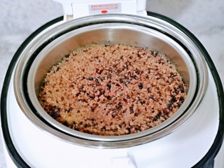 8、血糯米粢饭团,时间到后不要着急打开饭煲盖子，断电后焖一会儿。