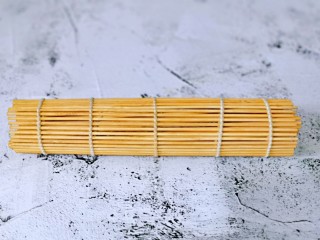 14、血糯米粢饭团,再把席卷起来，适当用点力，卷的紧一点才好吃。