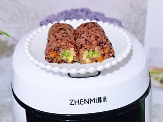 15、血糯米粢饭团,将保鲜膜取下，切开即可食用啦～一杯牛奶，一个粢饭团，营养早餐。