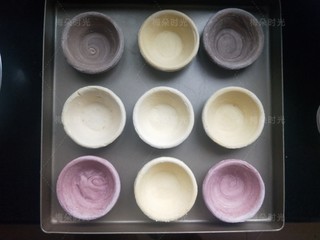 1、葡式蛋挞,蛋挞皮先取出来解冻。烤箱预热。