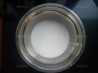 2、葡式蛋挞,称重110克牛奶，加入25克白糖，搅拌融化。