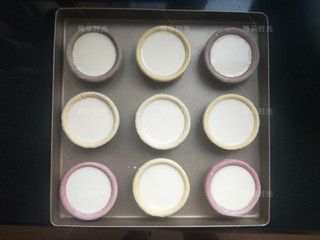 8、葡式蛋挞,把配好的蛋挞液舀进蛋挞皮里，九分满。烤箱180度，上下火，烤25分钟。此配方可以做12个蛋挞。